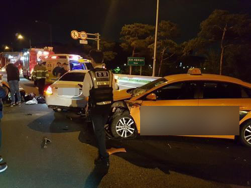 인천공항고속도로서 하차한 20대 배우 택시에 치여 숨져      (김포=연합뉴스) 새벽 시간대 인천국제공항고속도로 한가운데에 차량을 세운 뒤 하차했다가 뒤따라 오던 차량 2대에 치여 숨진 20대 배우 사망 사고와 관련해 갖가지 의문이 꼬리를 물고 있다.      경찰은 "사고 당일 영종도에서 지인들과 술을 마셨다"는 피해자 남편의 진술을 확보하고 이 배우도 함께 술을 마시고 차량을 몰았는지를 집중 수사하고 있다.      사진은 지난 6일 새벽 인천국제공항고속도로 사고현장에서 구조 활동과 사고 처리하는 모습. 2019.5.9 [인천소방본부 제공]      photo@yna.co.kr  (끝)